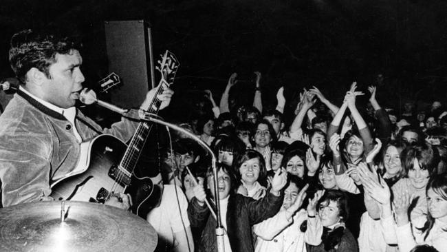 Lionel Rose entertains at a concert