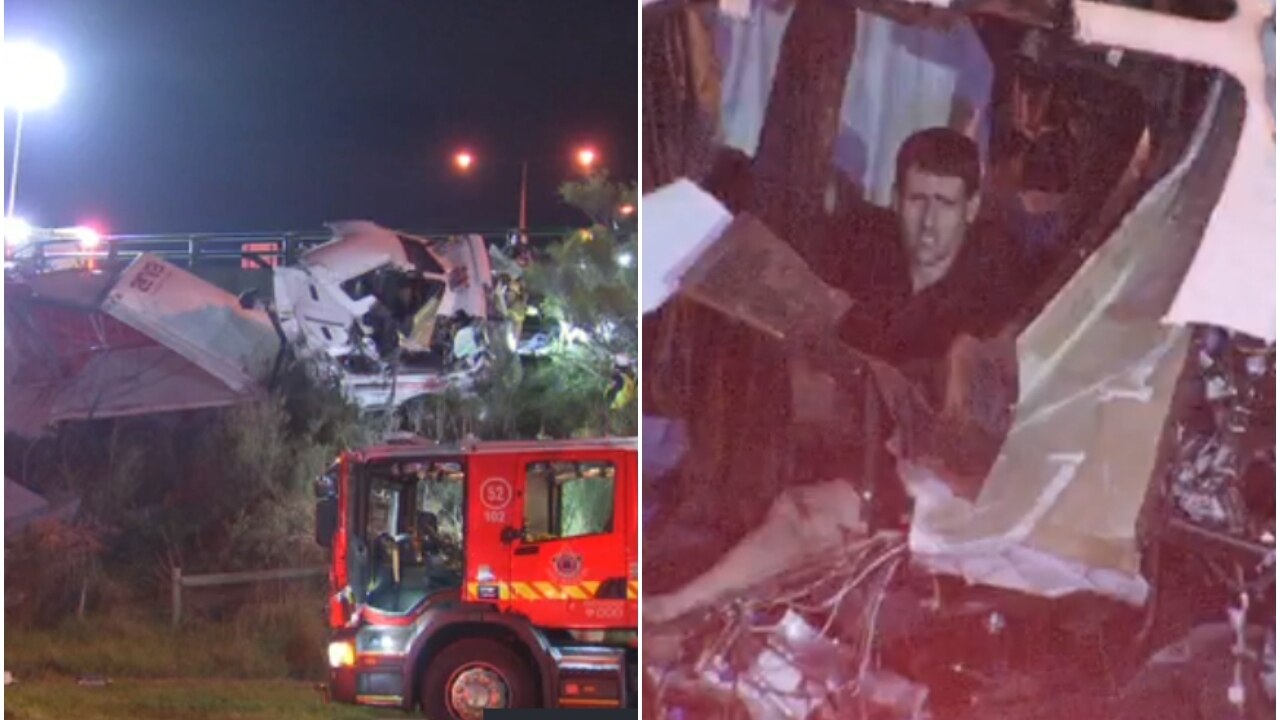 melbourne-commuters-urged-to-stay-inside-after-truck-crash-causes