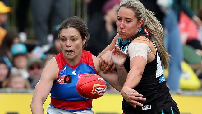 ADELAIDE, AUSTRALIA - SEPTEMBER 03: Ellie Blackburn of the Bulldogs and Jacqui Yorston of the Power during the 2022 S7 AFLW Round 02 match between the Port Adelaide Power and the Western Bulldogs at Alberton Oval on September 3, 2022 in Adelaide, Australia. (Photo by Sarah Reed/AFL Photos via Getty Images)