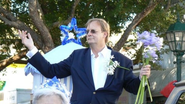 SA media identity Peter Goers throwing agapanthus flowers at the Victor Harbor Christmas pageant.