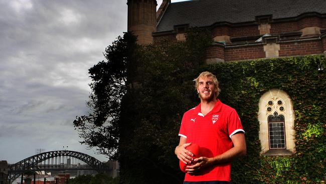 During the week of his 100th AFL game, Lewis Roberts-Thomson made a visiti back to his old school, where he played rugby.