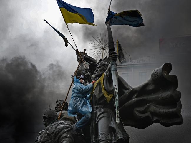 KIEV, UKRAINE - FEBRUARY 20:  Anti-government protesters, continue to their clash with police in Independence square, despite a truce agreed between the Ukrainian president and opposition leaders on February 20, 2014 in Kiev, Ukraine. After several weeks of calm, violence has again flared between police and anti-government protesters, who are calling for the ouster of President Viktor Yanukovych over corruption and an abandoned trade agreement with the European Union.  (Photo by Jeff J Mitchell/Getty Images)