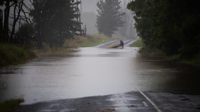 People are being warned to avoid flooded roads. Photo: NCA NewsWire/ Elise Derwin