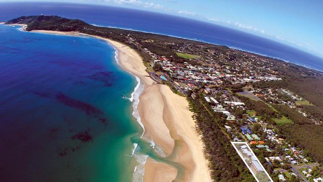 Undated : development : Kiah Beach Houses, 7-17 Cavanbah Street, Belongil Beach, Byron Bay - aerial