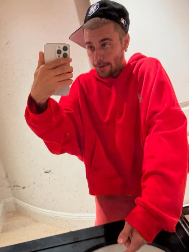 The singer also sparked concern with these odd bathroom selfies.