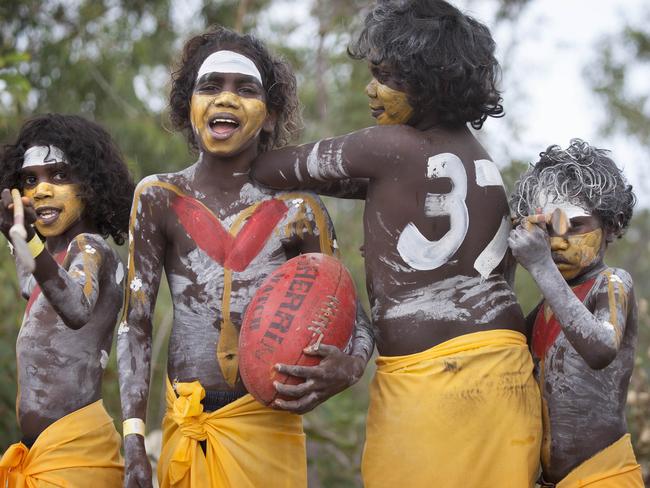 Adam Goodes: Aboriginal communities and football players show support ...