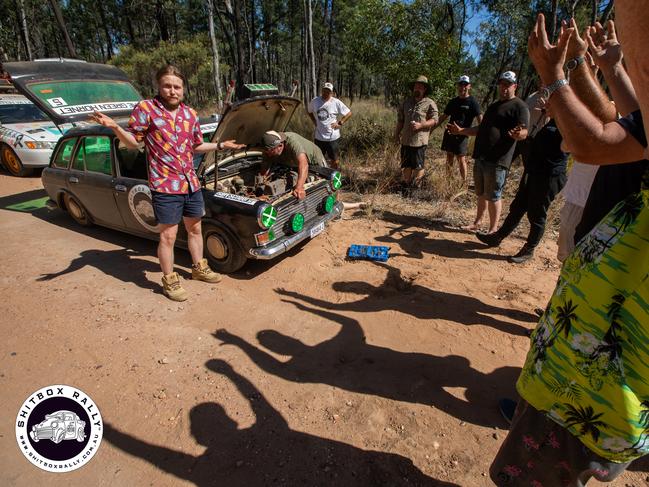 Day 5: Mitchell to Barcaldine — Everyone’s there to help. Photo: BOX RALLIES