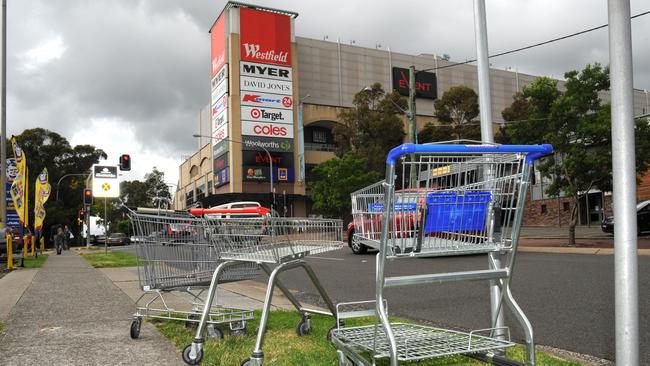 Shopping trolleys left on Hornsby streets .