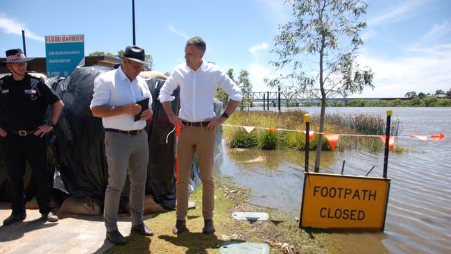 Premier Peter Malinauskas visited Murray Bridge on Monday to inspect temporary levees, speak to SES volunteers and deliver a daily flood update. Picture: Dylan Hogarth