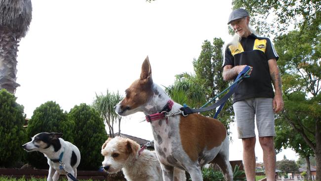 Andy Snook and his dogs Rascal, Peaches and Casey. (AAP IMAGE / Robert Pozo)