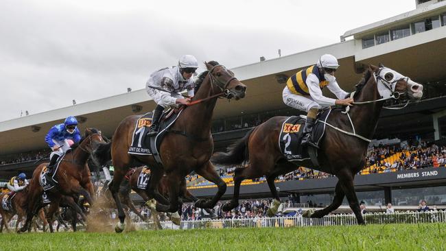 Bowman and I'm Thunderstruck (white blinkers) charge over the top to take honours.