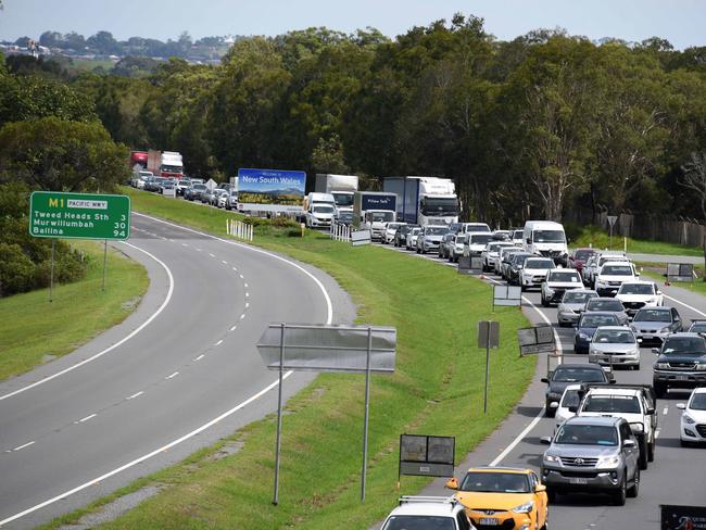 GOLD COAST, AUSTRALIA - NewsWire Photos DECEMBER 23 2020: Police check cars as they cross the Queensland NSW border at Stuart Str Coolangatta. Picture: NCA NewsWire / Steve Holland