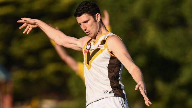 Tyrone Leonardis in action for Thomastown.