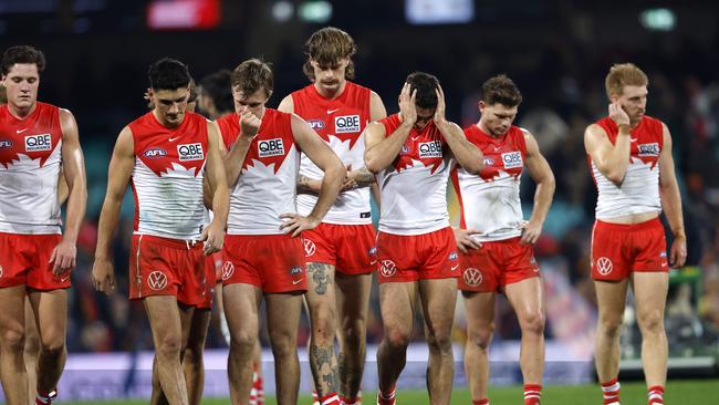 Dejected Swans players after the 90-point loss. Photo: Phil Hillyard.