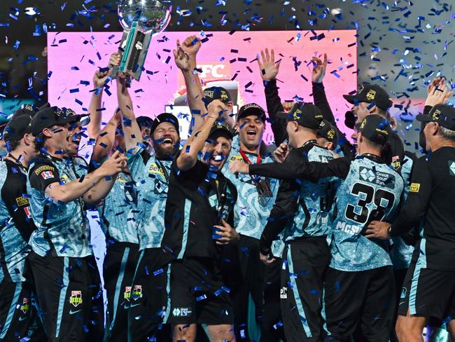 Brisbane Heats' team celebrates with the trophy after winning the BBL final cricket match between Sydney Sixers and Brisbane Heat at Sydney Cricket Ground on January 24, 2024. (Photo by Izhar KHAN / AFP) / -- IMAGE RESTRICTED TO EDITORIAL USE - STRICTLY NO COMMERCIAL USE --