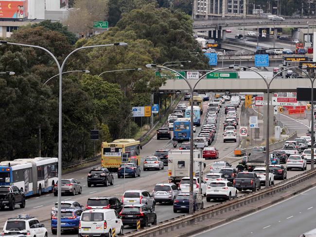 SYDNEY, AUSTRALIA - NewsWire Photos AUGUST 30, 2022: Peak hour traffic heading towards the Sydney Harbour Bridge, North Sydney. Unscheduled train cancellations are causing havoc for Sydney commuters on Tuesday, despite no scheduled rail strikes.Picture: NCA NewsWire / Damian Shaw