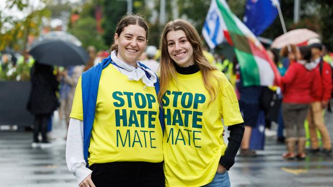 Rebecca Morris, 21 and Bella Schlessinger, 20, call for an end to hate on campus. Picture: NCA NewsWire / David Swift