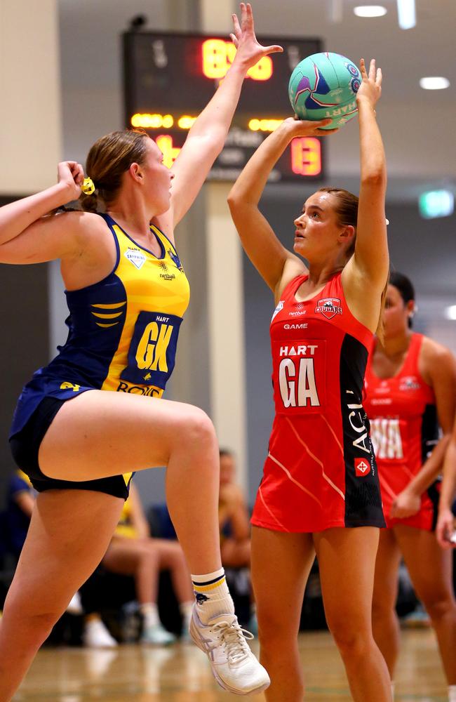 Sapphire Series netball Round 1 – Brisbane North Cougars (red) Vs Bond University Bullsharks = Cougars goal attack Freya Peacock and Bullsharks goal keeper Tehya Hyssett Nathan Saturday 22nd April 2023 Picture David Clark