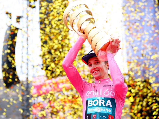 VERONA, ITALY - MAY 29: Jai Hindley of Australia and Team Bora - Hansgrohe Pink Leader Jersey celebrates at podium with the Trofeo Senza Fine as overall race winner during the 105th Giro d'Italia 2022, Stage 21 a 17,4km individual time trial stage from Verona to Verona / ITT / #Giro / #WorldTour / on May 29, 2022 in Verona, Italy. (Photo by Michael Steele/Getty Images)