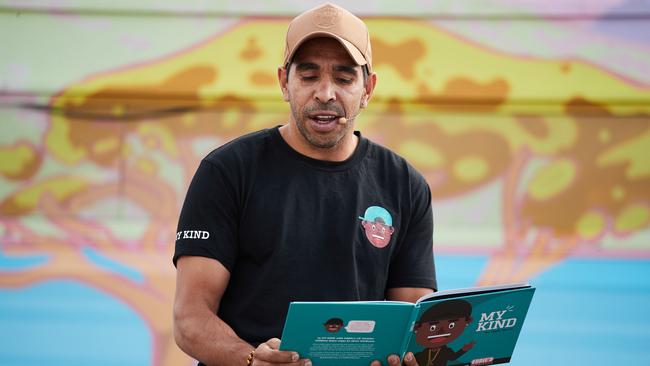 Eddie Betts reading his book, "My Kind" to kids at Aldinga Library on April 6. Picture: Matt Loxton.