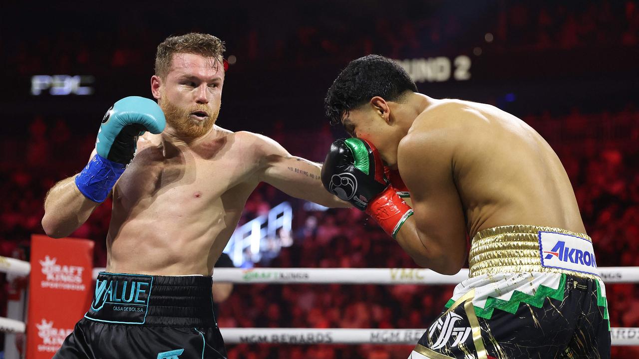 Canelo Alvarez throws a left against Jaime Munguia. Photo by Christian Petersen / GETTY IMAGES NORTH AMERICA / Getty Images via AFP