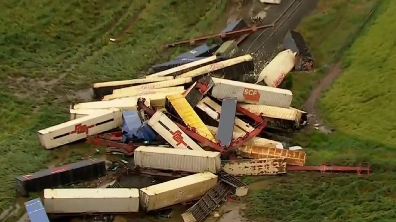 Train derails in Inverleigh, Victoria 