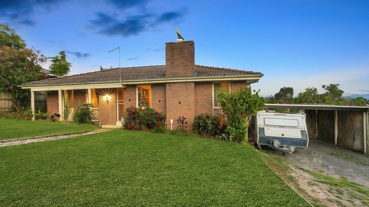 4 Coledale Close, Endeavour Hills, Vic 3802 – for herald sun real estate