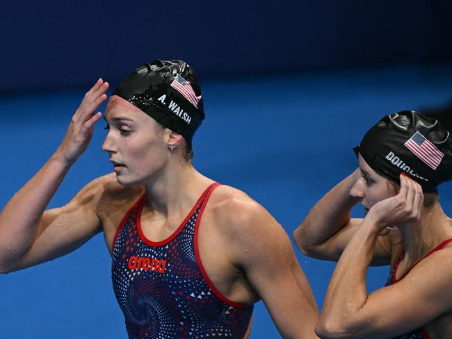 Alex Walsh (L) was disqualified for an illegal touch. Picture: Oli Sscarff/AFP