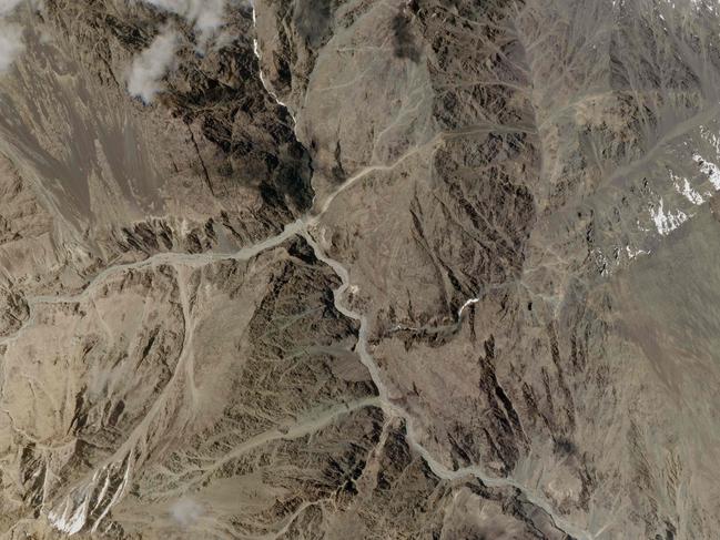 TOPSHOT - This handout satellite image taken on June 16, 2020, and release by 2020 Planet Labs, Inc. shows Galwan Valley, which lies between China's Tibet and India's Ladakh. - China said on June 17 it wanted to avoid more clashes in a Himalayan border dispute with India that resulted in the first deadly confrontation between the two nuclear powers in decades. The two countries have traded blame for June  15 high-altitude brawl that has left at least 20 Indian soldiers dead, with China refusing to confirm whether there were any casualties on its side so far. (Photo by - / 2020 PLANET LABS, INC. / AFP) / -----EDITORS NOTE --- RESTRICTED TO EDITORIAL USE - MANDATORY CREDIT "AFP PHOTO / 2020 PLANET LABS, INC." - NO MARKETING - NO ADVERTISING CAMPAIGNS - DISTRIBUTED AS A SERVICE TO CLIENTS  - NO ARCHIVE