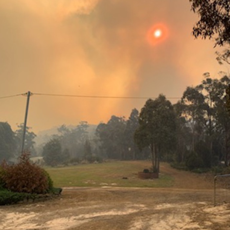 Heavy smoke from a fire at Moss Beds Rd, Lachlan. Picture: SUPPLIED