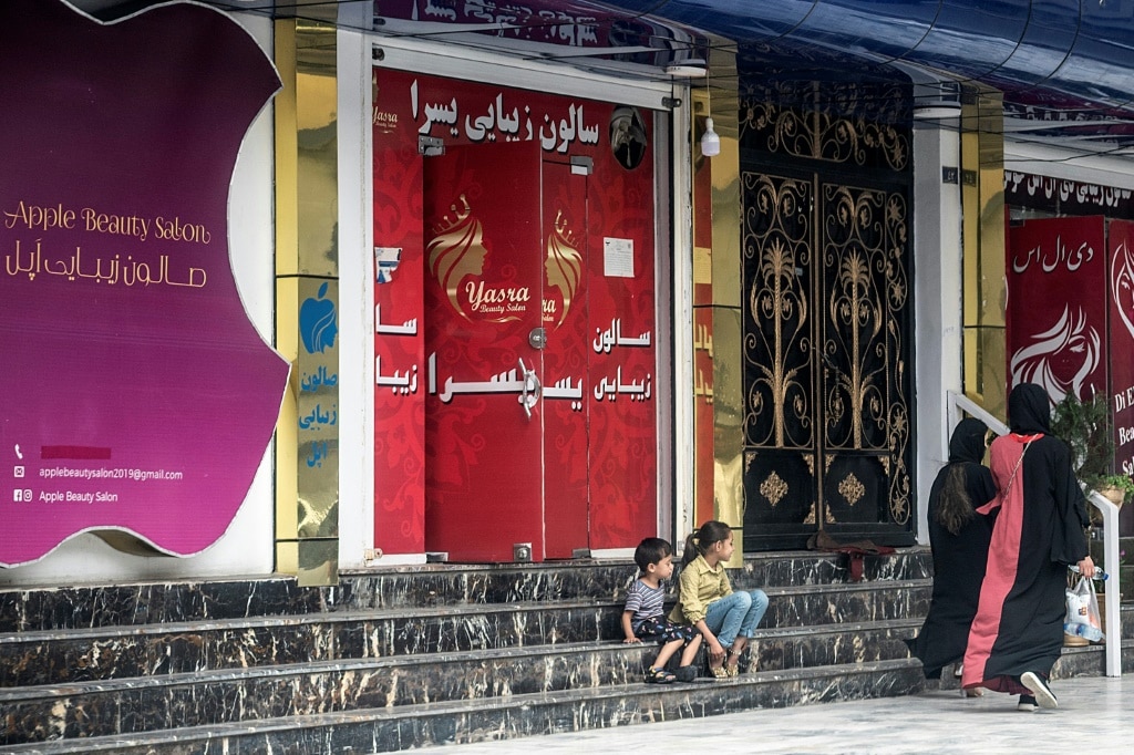 Tysiące afgańskich salonów zostaje zamkniętych, gdy zbliża się termin talibów