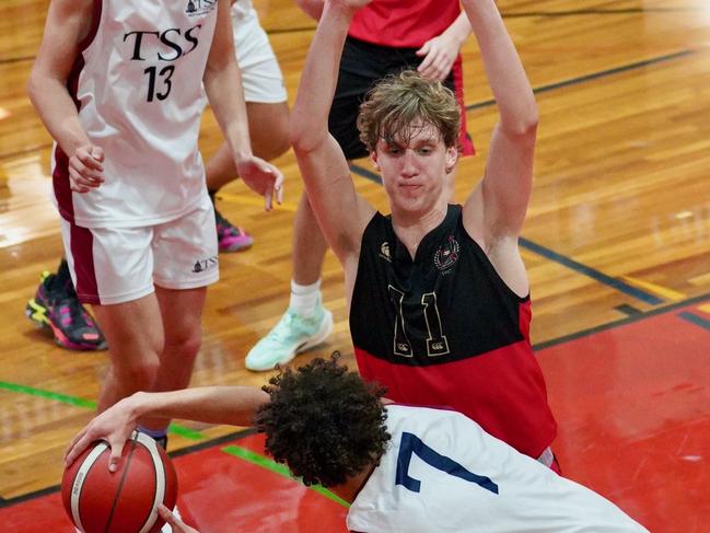 GPS Basketball action: Corey Laffan defending Jaylen Pitman. Picture courtesy of Heidi Brinsmead.