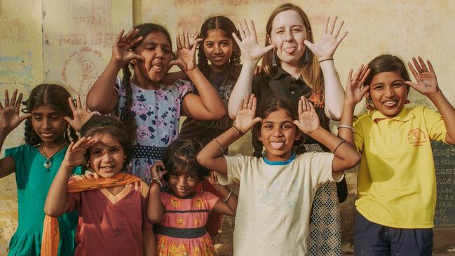 Lucy Owens from @traveltextbook volunteering in India