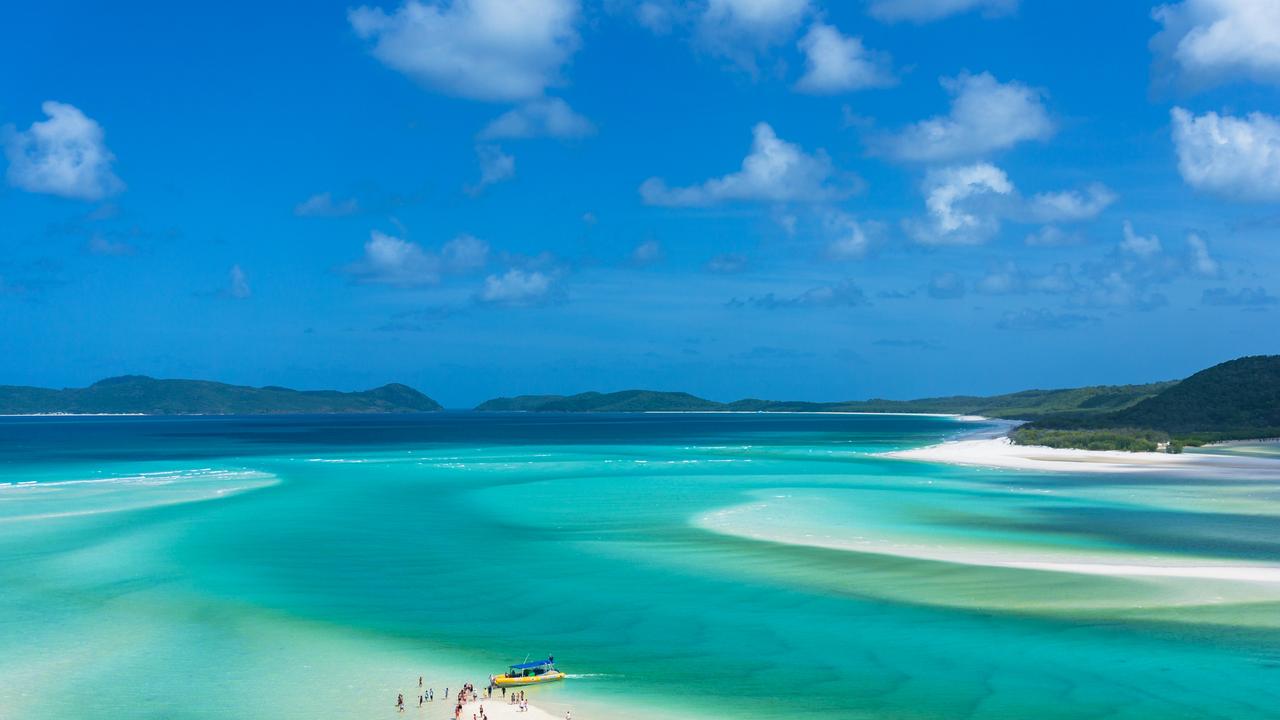 Whitsundays, Queensland: Tourists on jet-boat at Hill Inlet estuary.