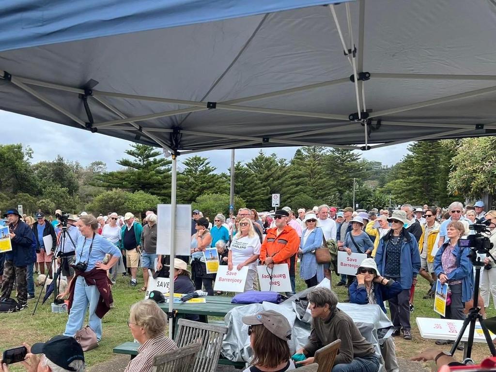 Liberal candidate for Pittwater Rory Amon was accused of photoshopping out a "teal" campaign T-shirt.