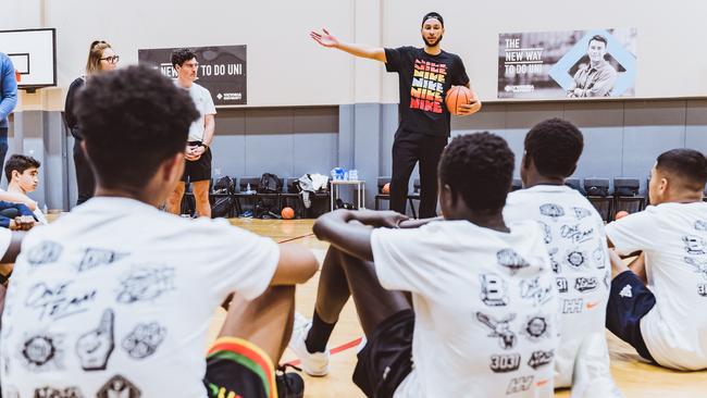 Simmons giving a talk to the young players. Picture: Adam McKay/Helping Hoops