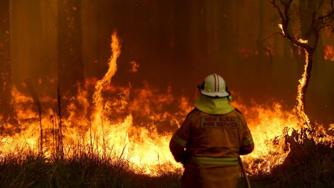 An out of control bushfire threatens Johns River on the NSW mid north coast. Picture: Nathan Edwards.