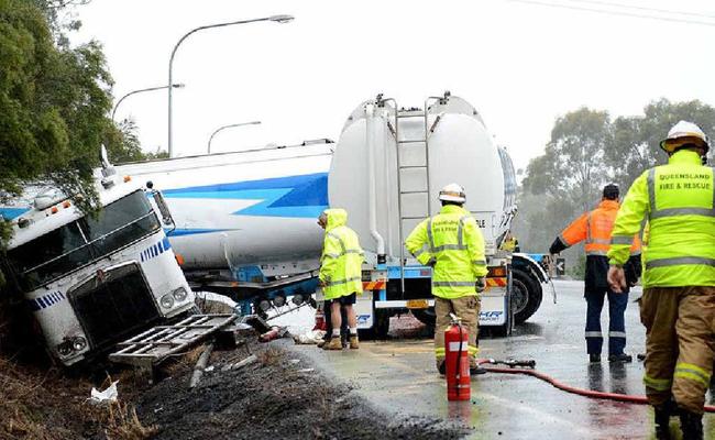 ROAD CLOSED: A truck crash on the Warrego Highway at Kholo closed the highway but the driver escaped injury. Picture: Sarah Harvey