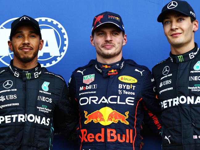 MEXICO CITY, MEXICO - OCTOBER 29: Pole position qualifier Max Verstappen of the Netherlands and Oracle Red Bull Racing (C), Second placed qualifier George Russell of Great Britain and Mercedes (R) and Third placed qualifier Lewis Hamilton of Great Britain and Mercedes (L) pose for a photo in parc ferme during qualifying ahead of the F1 Grand Prix of Mexico at Autodromo Hermanos Rodriguez on October 29, 2022 in Mexico City, Mexico. (Photo by Mark Thompson/Getty Images )