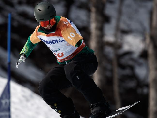 Australia's Sean Pollard competes during the men’s Snowboard Cross run at the Jeongseon Alpine Centre during the Pyeongchang 2018 Winter Paralympic Games in Pyeongchang on March 12, 2018.  / AFP PHOTO / OIS/IOC / Simon BRUTY / RESTRICTED TO EDITORIAL USE - MANDATORY CREDIT "AFP PHOTO/OIS/IOC " - NO MARKETING - NO ADVERTISING CAMPAIGNS - DISTRIBUTED AS A SERVICE TO CLIENTS