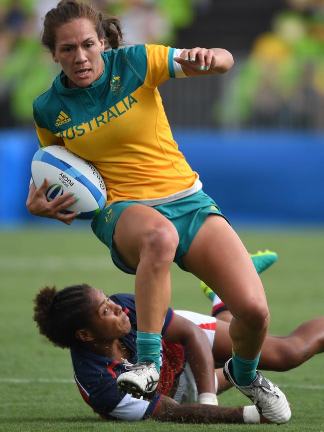 Australia's Evania Pelite runs with the ball in the women’s rugby sevens match between Australia and USA during the Rio 2016 Olympic Games at Deodoro Stadium in Rio de Janeiro on August 7, 2016. / AFP PHOTO / Pascal GUYOT