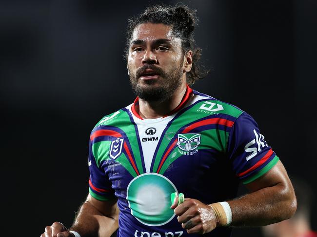 AUCKLAND, NEW ZEALAND - MARCH 08: Tohu Harris of the Warriors talks to the refereeduring the round one NRL match between New Zealand Warriors and Cronulla Sharks at Go Media Stadium Mt Smart, on March 08, 2024, in Auckland, New Zealand. (Photo by Phil Walter/Getty Images)