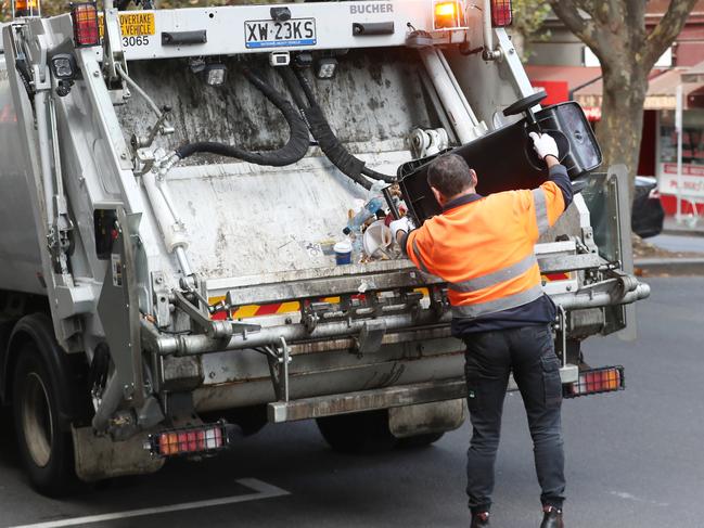 MELBOURNE, AUSTRALIA - NewsWire Photos, APRIL 13, 2024. Generic worker images. A garbage collector in Melbourne CBD.  Picture: NCA NewsWire / David Crosling