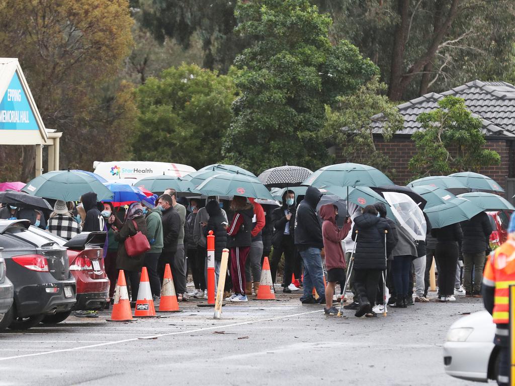 Melburnians rush to get tested as a cluster grows to 26 cases. Picture: NCA NewsWire / David Crosling