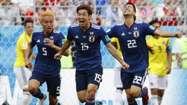 Japan's forward Yuya Osako (C) celebrates. / AFP PHOTO / Jack GUEZ