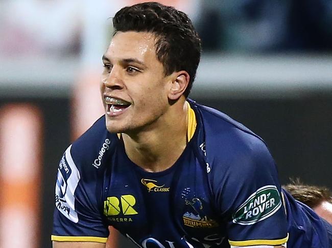 CANBERRA, AUSTRALIA - JULY 16: Matt Toomua of the Brumbies scores a try during the round 17 Super Rugby match between the Brumbies and the Force at GIO Stadium on July 16, 2016 in Canberra, Australia. (Photo by Mark Nolan/Getty Images)