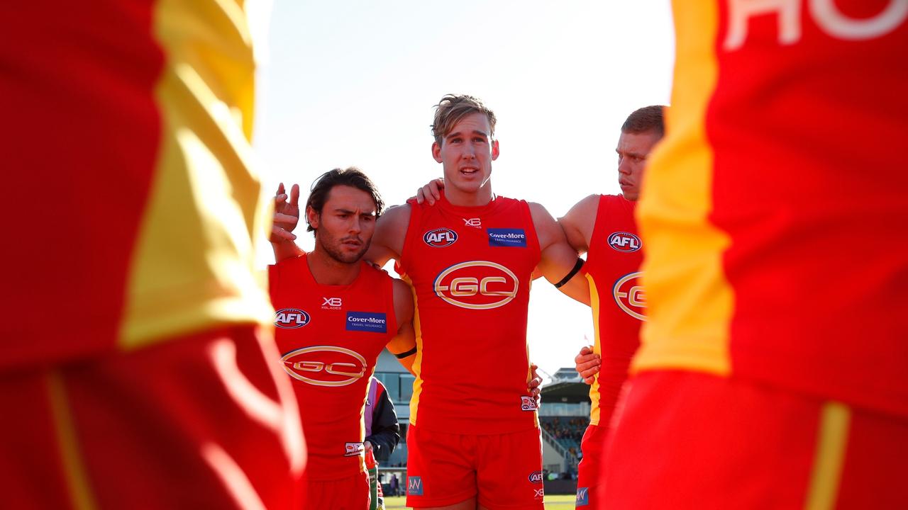 Tom Lynch speaks to the Suns before a game in Tasmania.
