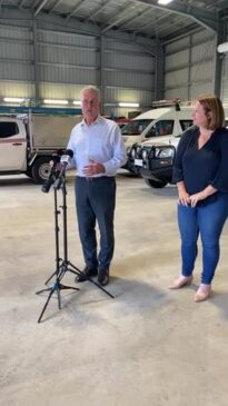 Queensland floods: Senator Nita Green and mayor Greg Williamson thanking members of the Mackay SES