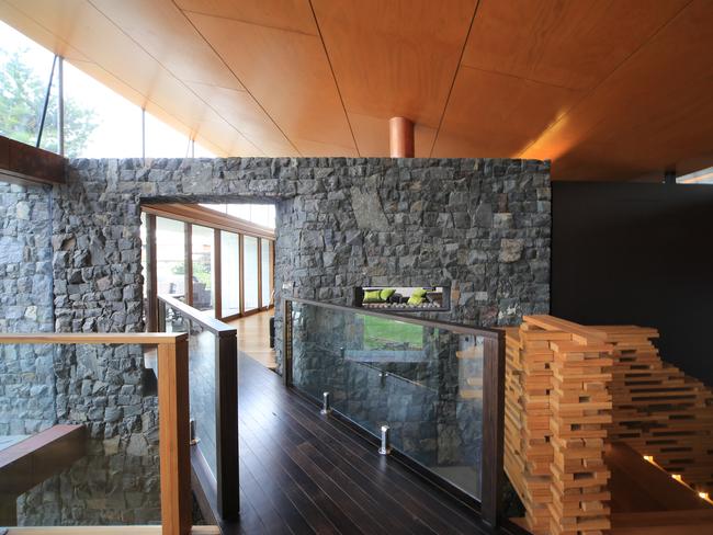 The main materials are a combination of recycled mixed hardwoods, high-gloss plywood and timbers.