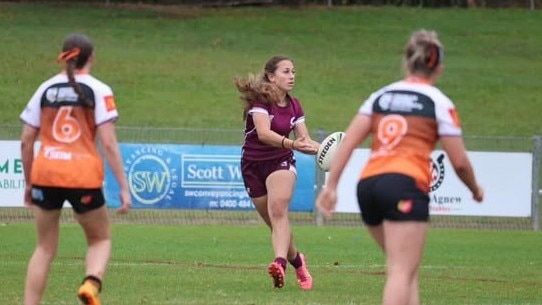 Bella Alo passing for Queensland schoolgirls last season.